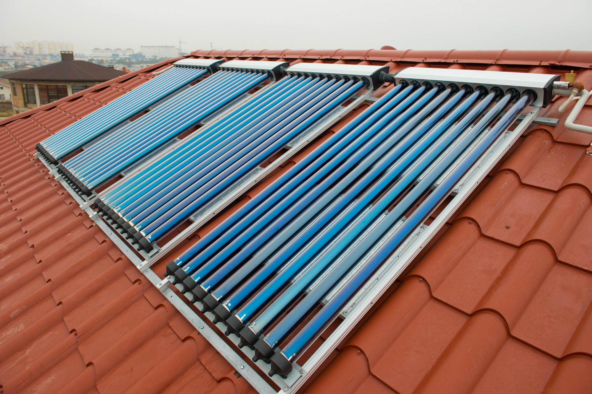 Novi sončni kolektorji na strehi naše hiše